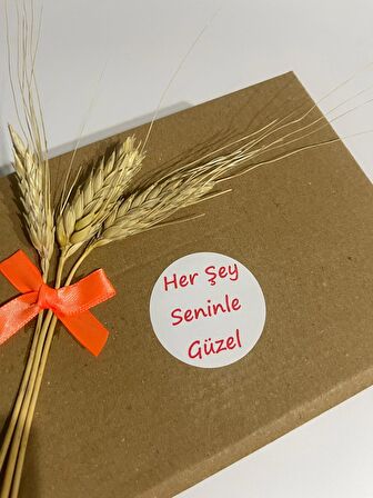 Herşey Seninle Güzel Kırmızı Yazılı Yuvarlak Yapışkanlı Etiket 5x5 cm 100 adet