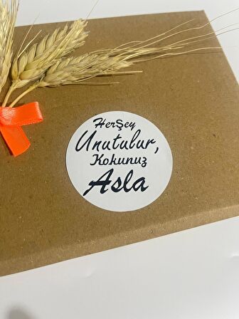 Herşey Unutulur Kokunuz Asla Siyah Yazılı Yuvarlak Yapışkanlı Etiket 5x5 cm 100 adet