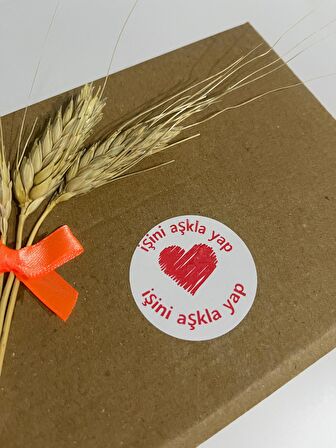 İşini Aşkla Yap Ortası Çizim Kalpli Kırmızı Yazılı Yuvarlak Yapışkanlı Etiket 4x4 cm 120 adet