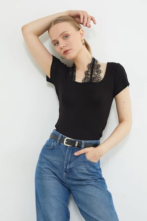 Dantel Boyundan Bağlama Detaylı Slim Fit Bluz