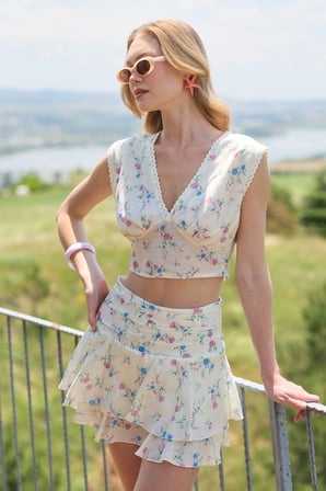 Çiçek Desenli Dantel Detaylı Crop Bluz