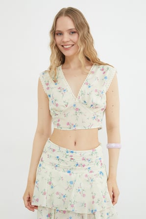 Çiçek Desenli Dantel Detaylı Crop Bluz