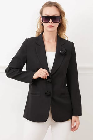 Omuz Vatkalı Çiçek Aksesuarlı Blazer Ceket