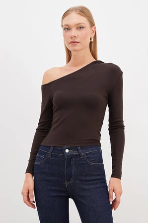 Asimetrik Yaka Omzu Açık Slim Fit Bluz