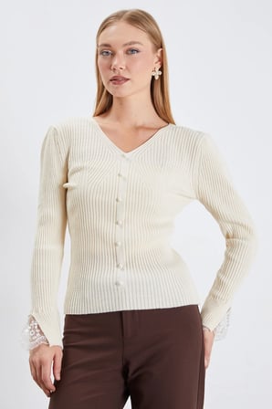 Dantelli İnci Detaylı V Yaka Slim Fit Triko Bluz