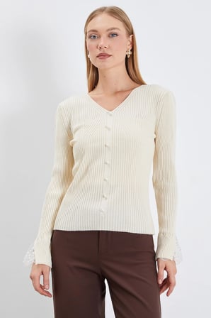 Dantelli İnci Detaylı V Yaka Slim Fit Triko Bluz