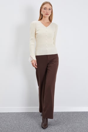 Dantelli İnci Detaylı V Yaka Slim Fit Triko Bluz
