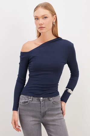 Asimetrik Yaka Omzu Açık Slim Fit Bluz