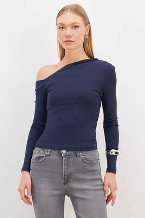 Asimetrik Yaka Omzu Açık Slim Fit Bluz