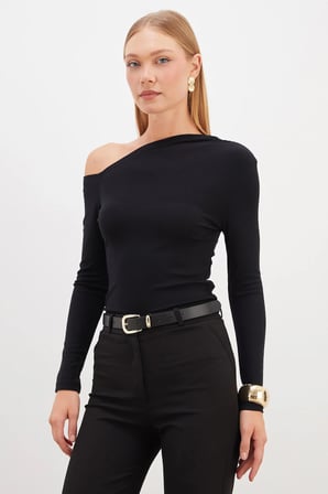 Asimetrik Yaka Omzu Açık Slim Fit Bluz