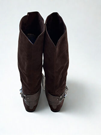 Kadın Nubuk Toka Detaylı Çizme(Dar Kalıp 1 Beden Büyük Alınız)