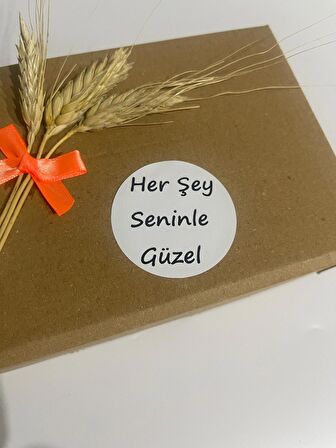 Herşey Seninle Güzel Siyah Yazılı Yuvarlak Yapışkanlı Etiket 3x3 cm 150 adet
