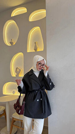 Kaşe kaban astarlı ve düğme detayı ile şık bir görüntü sağlıyor