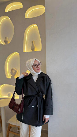 Kaşe kaban astarlı ve düğme detayı ile şık bir görüntü sağlıyor