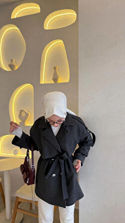 Kaşe kaban astarlı ve düğme detayı ile şık bir görüntü sağlıyor