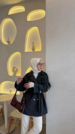 Kaşe kaban astarlı ve düğme detayı ile şık bir görüntü sağlıyor