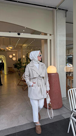 Kaşe kaban astarlı ve düğme detayı ile şık bir görüntü sağlıyor  