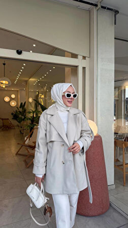 Kaşe kaban astarlı ve düğme detayı ile şık bir görüntü sağlıyor  