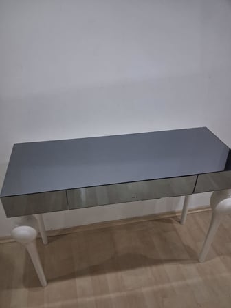 Dresuar 90624 Tombul Model Kayın Beyaz Renk Ayak Siyah Füme Ayna Kaplı  El Yapım