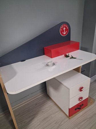 Çalışma Masa Kaptan 90647 Gri Kırmızı Renk Uyumu 1. Sınıf Suntalam Demonte
