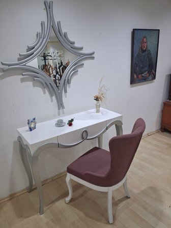 Dresuar Cnc Kabartma 90664 Model Aynalı Gökyüzü Sandalye Ayak Parlak Beyaz Gri Renk