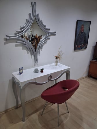 Dresuar Cnc Kabartma 90666 Model Aynalı Tombik Sandalye Ayak Parlak Beyaz Gri Renk