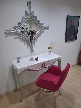 Dresuar Cnc Kabartma 90669 Model Aynalı Kelebek Kolçaklı Sandalye Ayak Parlak Beyaz Gri Renk
