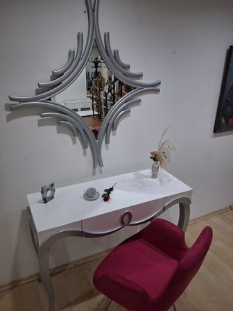 Dresuar Cnc Kabartma 90669 Model Aynalı Kelebek Kolçaklı Sandalye Ayak Parlak Beyaz Gri Renk