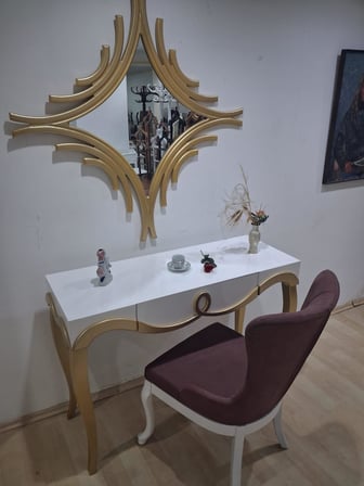 Dresuar Cnc Kabartma 90663 Model Aynalı Gökyüzü Sandalye Ayak Parlak Beyaz Gold Renk