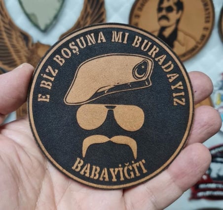 E BİZ BOŞUNAMI BURADAYIZ BABAYİĞİT  Deri PEÇ - SİYAH Arma - Askeri Patch 8 Cm Çap