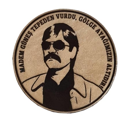 MADEM GÜNEŞ TEPEDEN VURDU GÖLGE AYAĞIMIZIN ALTIDIR  Deri PEÇ - Arma - Askeri Patch