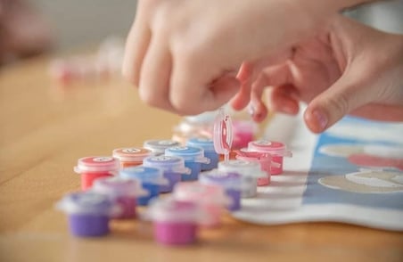 Çocuklara Özel Şapkalı Tavşan Baskılı Tuval Boyama Aktivite Seti 19x19 Cm (Tuval, Fırça ve 6 Renk Akrilik Boya Seti)