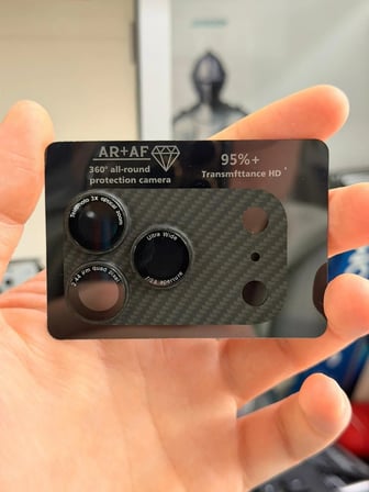 iPhone 17 Pro Max Tam Kapatan Desenli Karbon Lens Koruyucu