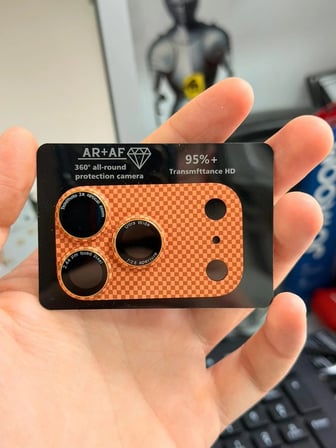 iPhone 17 Pro Max Tam Kapatan Desenli Karbon Lens Koruyucu