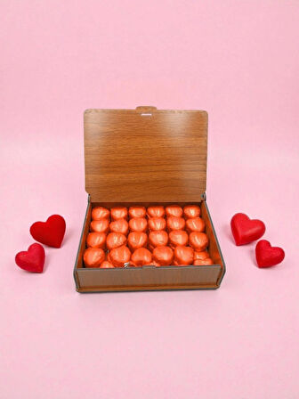 50 Adet Kalp Şeklinde Çikolatalı Kırmızı Ahşap Hediye Kutusu – Sevgi Dolu Tatlar