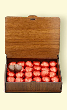 Ahşap Kutuda Hediyelik 50 Adet Kalp Çikolata – Özel Günler İçin Tatlı Sürpriz Hediyelik