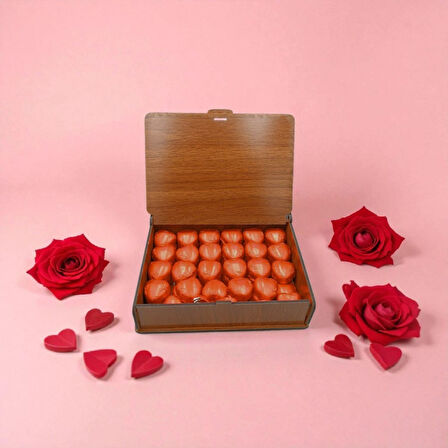 Ahşap Kutuda Hediyelik 50 Adet Kalp Çikolata – Özel Günler İçin Tatlı Sürpriz Hediyelik