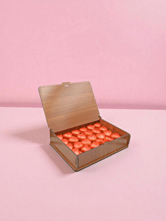 Ahşap Kutuda Hediyelik 50 Adet Kalp Çikolata – Özel Günler İçin Tatlı Sürpriz Hediyelik