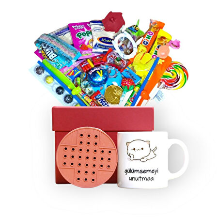 Zamana Direnen Hediyeler! Nostalji Temalı Kırmızı Hediye Kutusu ve Gülümsemeyi Unutma Baskılı Kupa Bardak