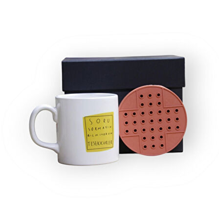 Geçmişin İzlerini Taşıyan İçerikli Siyah Hediye Kutusu ve Soru Sormayın Bilmiyorum Yazılı Kupa Bardak