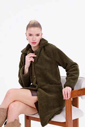 Düğmeli Cepli Kadın Peluş Kaban