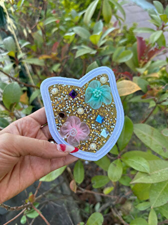 ÜTÜ İLE YAPIŞAN KABARTMA ÇİÇEKLİ TAŞLI CEP ARMA DİKİŞ APLİKE 12X10 CM