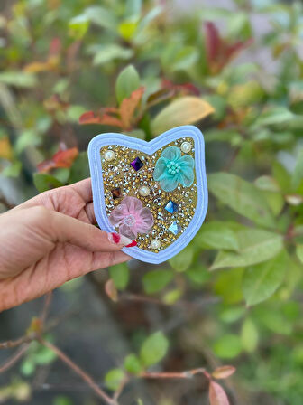 ÜTÜ İLE YAPIŞAN KABARTMA ÇİÇEKLİ TAŞLI CEP ARMA DİKİŞ APLİKE 12X10 CM