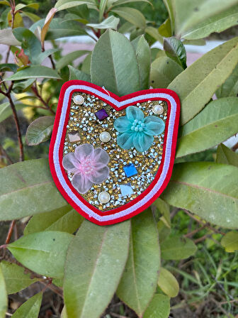 ÜTÜ İLE YAPIŞAN KABARTMA ÇİÇEKLİ TAŞLI CEP ARMA DİKİŞ APLİKE 12X10 CM