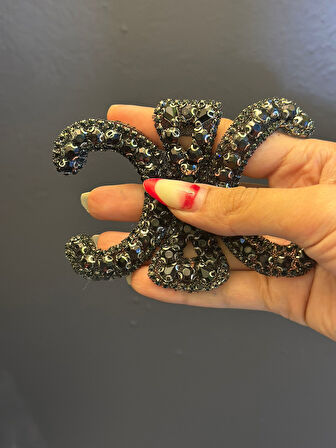 ÜTÜ İLE YAPIŞAN SİYAH TAŞ İŞLEME ARMA DİKİŞ APLİKE 10X7 CM