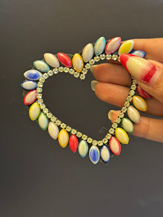 ÜTÜ İLE YAPIŞAN RENKLİ TAŞ İŞLEME KALP ARMA DİKİŞ APLİKE 6X6 CM