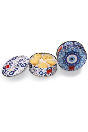 2'li Hediyelik Tanışma Paketi %27 Tereyağlı Kurabiye (180 gr x 2) – Özel Tasarım Beyaz ve Mavi Nazar Boncuklu Hediyelik Teneke Kutu