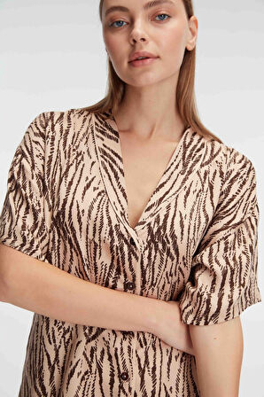 Kadın Kısa Kol V Yaka Viskon Leopar Desenli Yazlık Dokuma Normal Bel Kısa Pijama Takımı