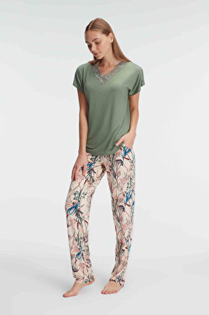 Kadın Kısa Kol V Yaka Viskon Çiçek Desenli Yazlık Örme Dantel Detaylı Pijama Takımı