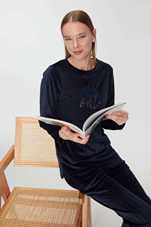 Kadın Lacivert Uzun Kollu Yazı Detaylı Polarlı Pijama Takımı